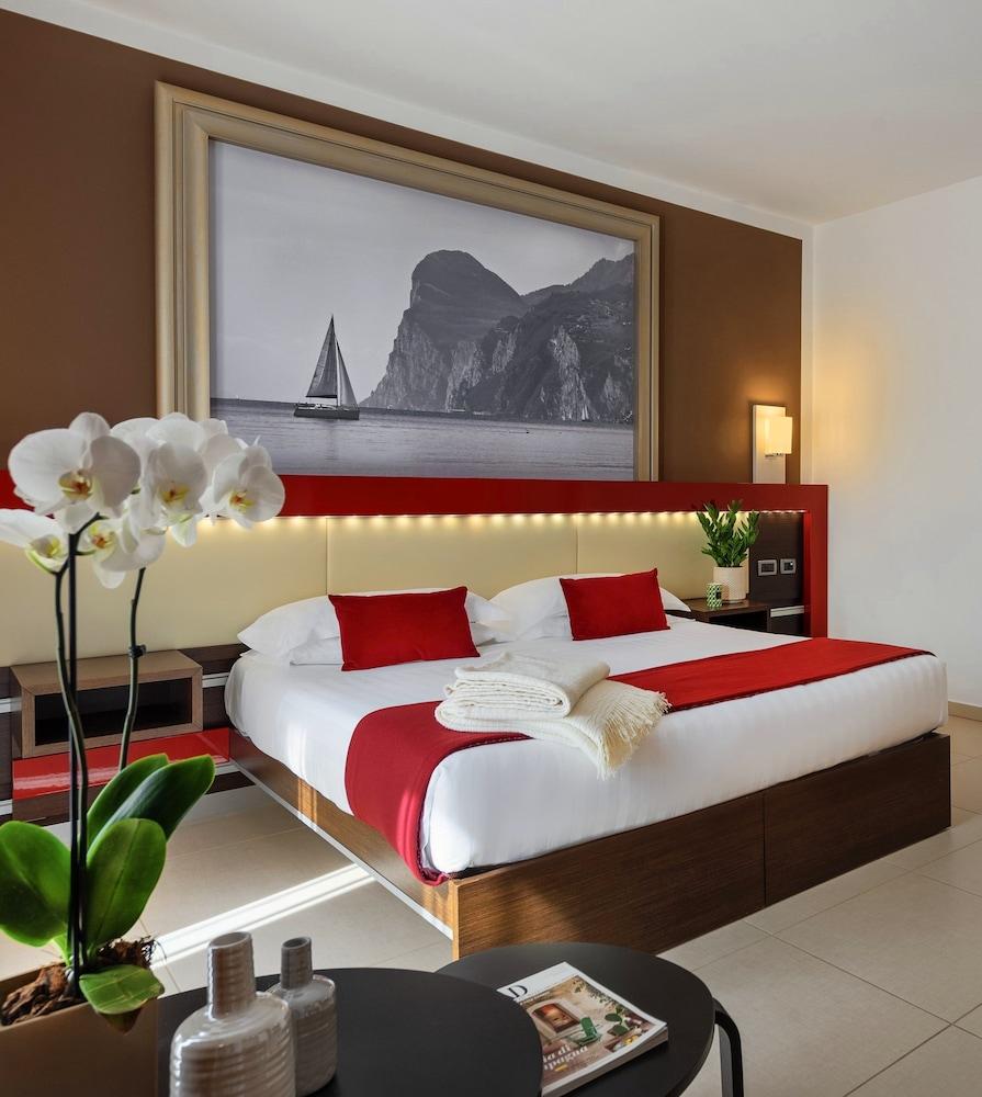 Kairos Garda Hotel กัสเตลนูโอโว เดล การ์ดา ภายนอก รูปภาพ