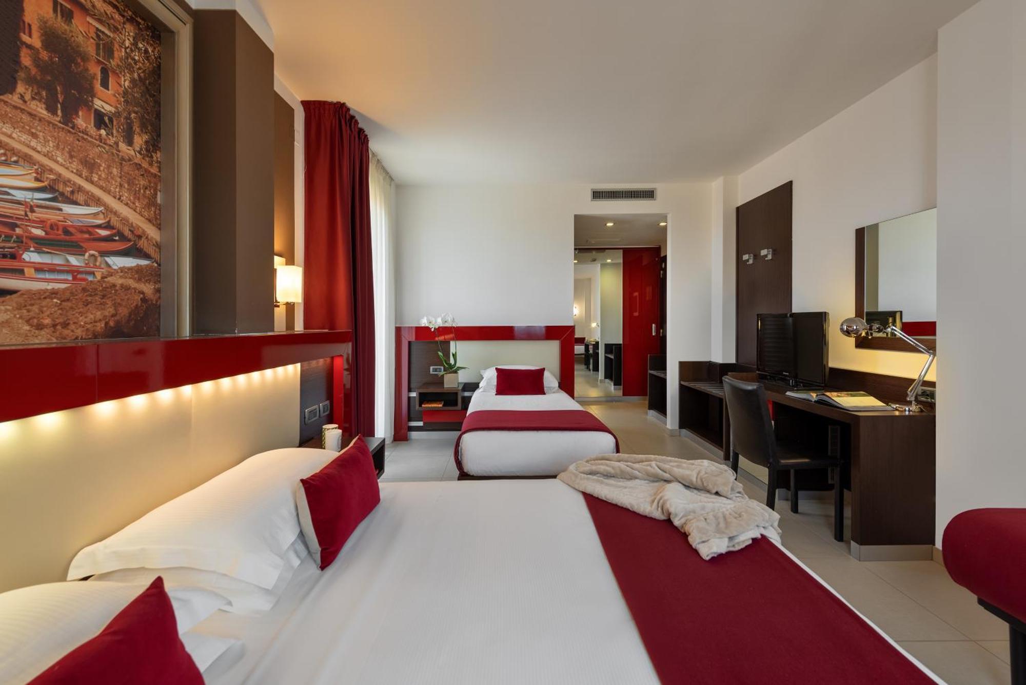 Kairos Garda Hotel กัสเตลนูโอโว เดล การ์ดา ภายนอก รูปภาพ