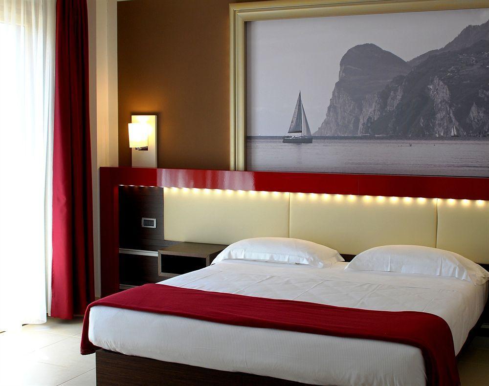 Kairos Garda Hotel กัสเตลนูโอโว เดล การ์ดา ภายนอก รูปภาพ