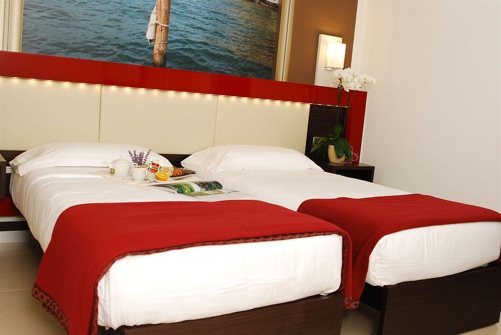 Kairos Garda Hotel กัสเตลนูโอโว เดล การ์ดา ภายนอก รูปภาพ