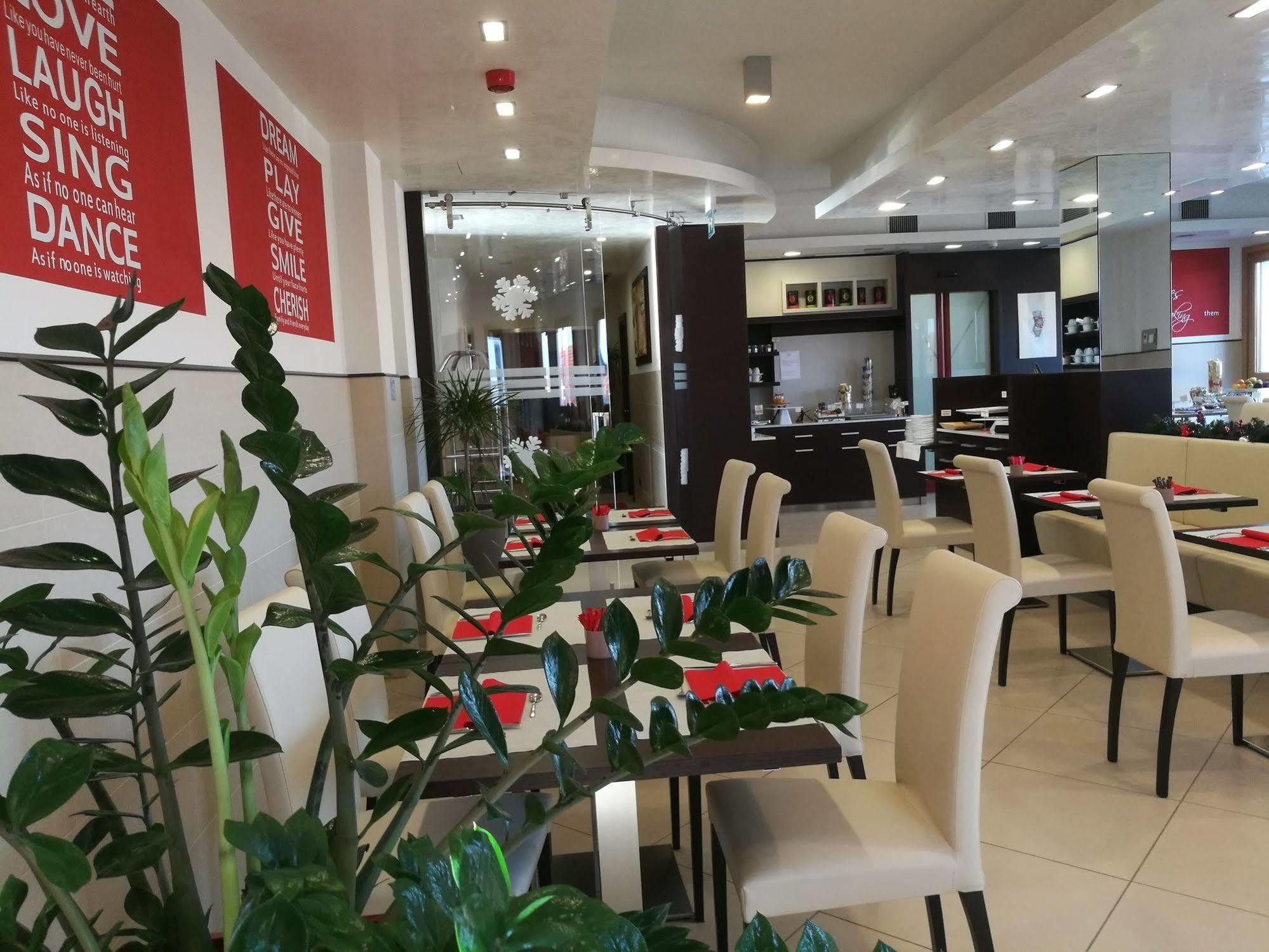 Kairos Garda Hotel กัสเตลนูโอโว เดล การ์ดา ภายนอก รูปภาพ