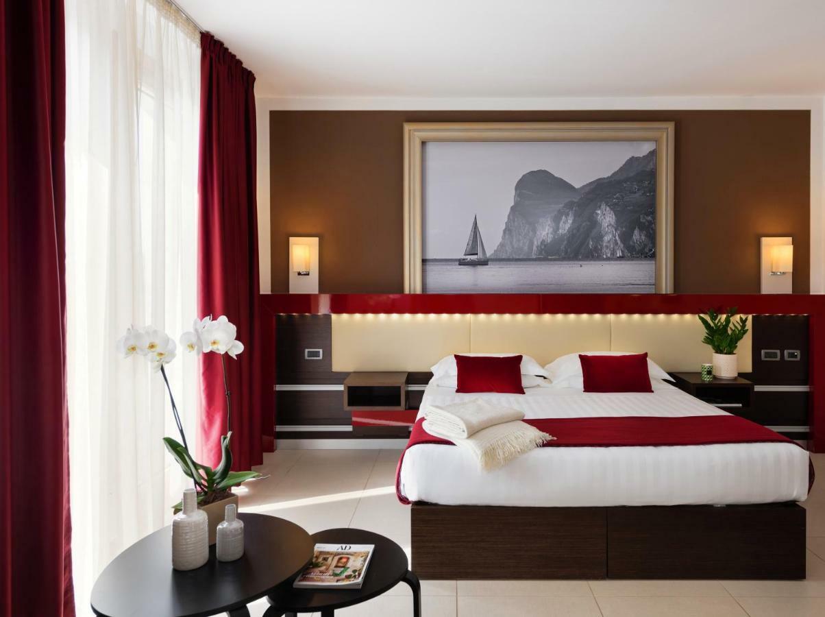 Kairos Garda Hotel กัสเตลนูโอโว เดล การ์ดา ภายนอก รูปภาพ